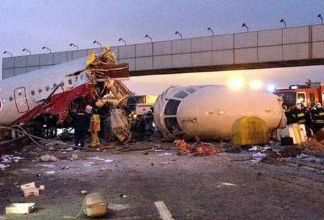 crash plane moscow crashes wings red landing flight crashed runway airport russian highway bad killed dash camera autospies into tu