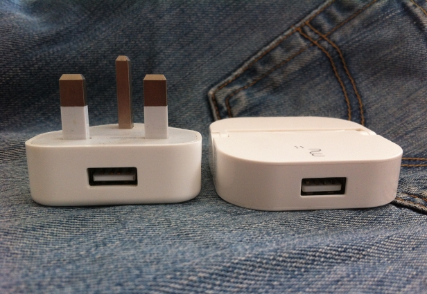 Mu Folding USB charger compared with Apple USB Plug