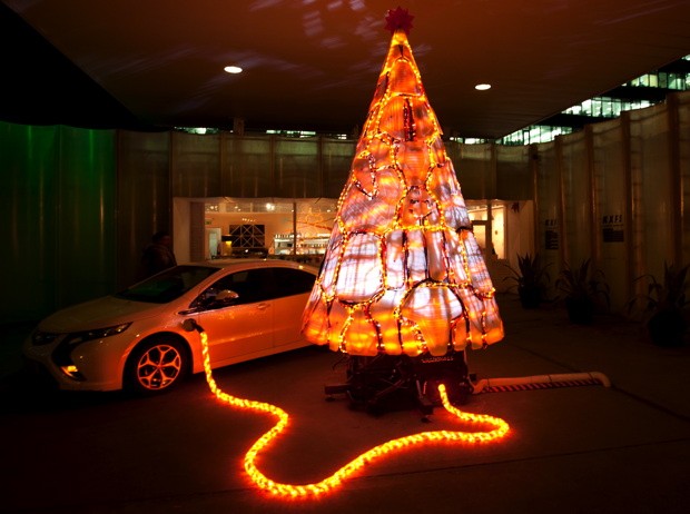 gary-card-electric-christmas-tree-made-of-vauxhall-ampera-chevrolet-volt