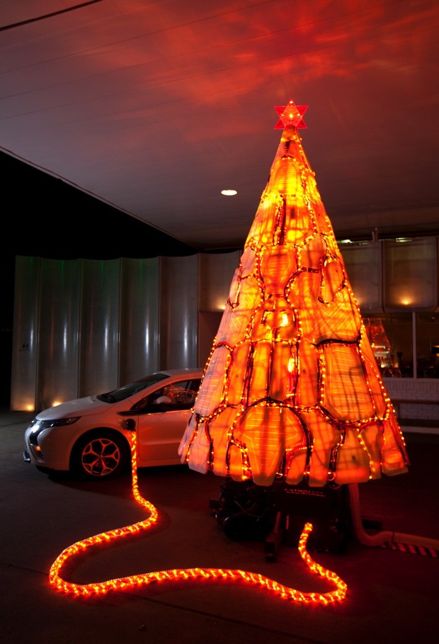gary-card-electric-christmas-tree-made-of-vauxhall-ampera-chevrolet-volt_1