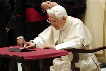 Pope Benedict sends first tweet using an iPad