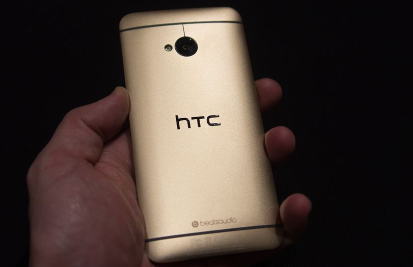Pictures of HTC One gold